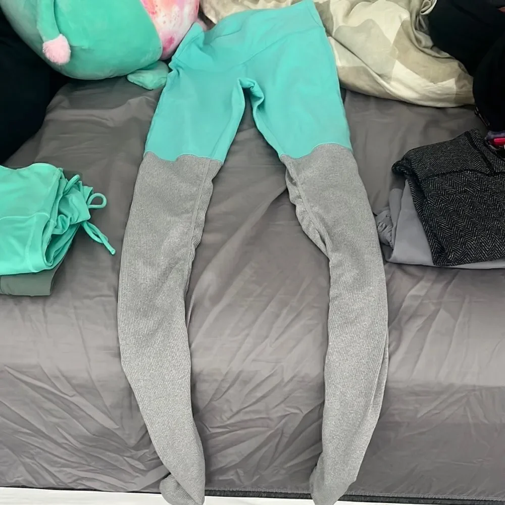 Alo Yoga seafoam green leggings with light gray ribbed leg warmer bottoms XS
